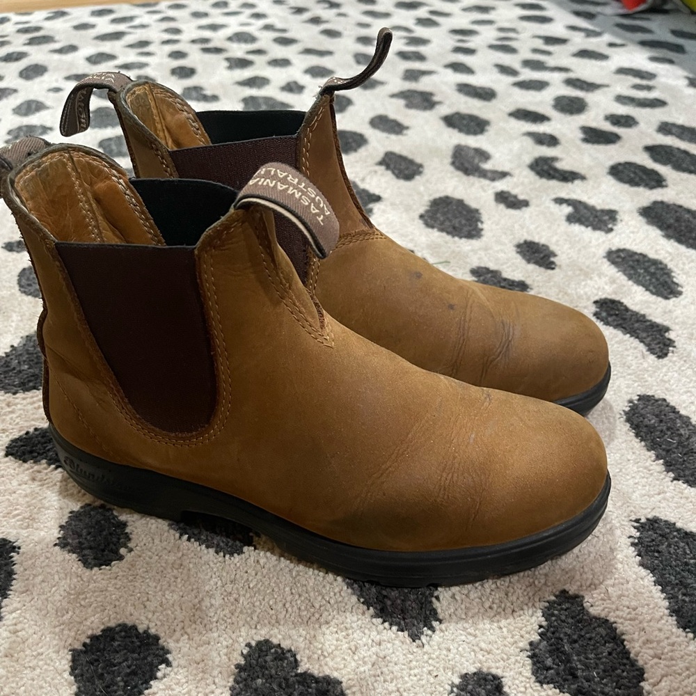 BLUNDSTONE BOOTS - 562 WOMEN'S CLASSICS CHELSEA BOOTS - CRAZY HORSE (size 8)